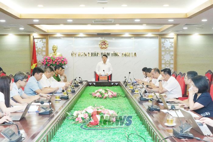 Phó Chủ tịch UBND tỉnh Đặng Ngọc Hậu chủ trì cuộc làm việc.