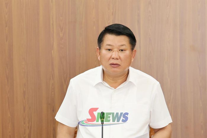 Đồng chí Lò Minh Hùng, Phó Bí thư Thường trực Tỉnh ủy, Chủ tịch HĐND tỉnh, Phó Trưởng Ban Chỉ đạo PCTNLPTC tỉnh phát biểu tại cuộc họp.