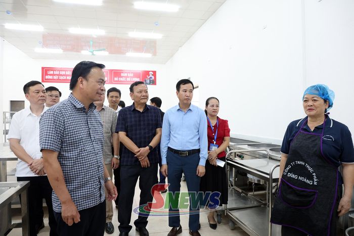 Đoàn công tác kiểm tra tại Trường Phổ thông nội trú TH - THCS Chiềng Khương.