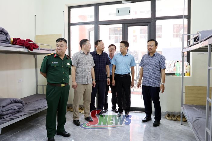 Đoàn kiểm tra khu nhà bán trú học sinh tại Trường Phổ thông nội trú TH - THCS Phiêng Pằn.