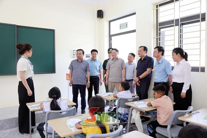 Đoàn kiểm tra thăm lớp học Trường Phổ thông nội trú TH - THCS Phiêng Pằn.