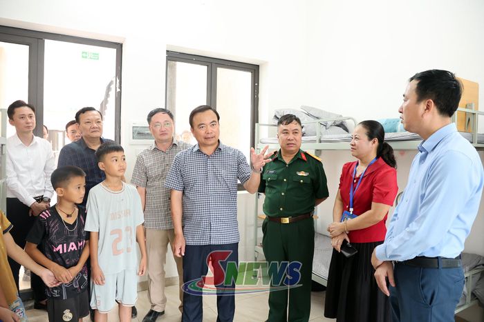 Đoàn kiểm tra thăm, động viên học sinh Trường Phổ thông nội trú TH -THCS Chiềng Khương.