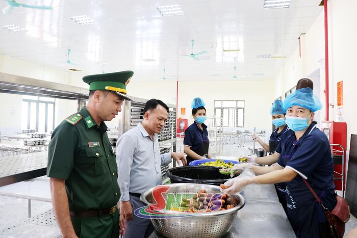 Chuẩn bị bữa ăn cho học sinh Trường Phổ thông nội trú TH - THCS Phiêng Pằn.