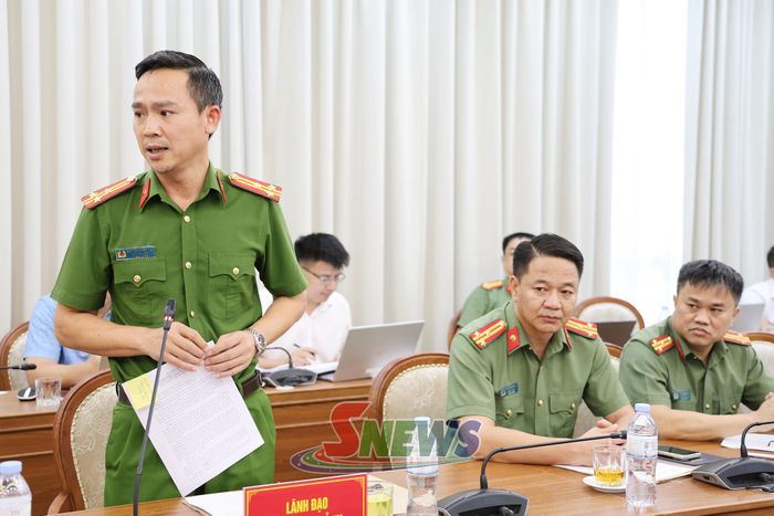 Đại diện lãnh đạo Công an tỉnh báo cáo tại cuộc họp.