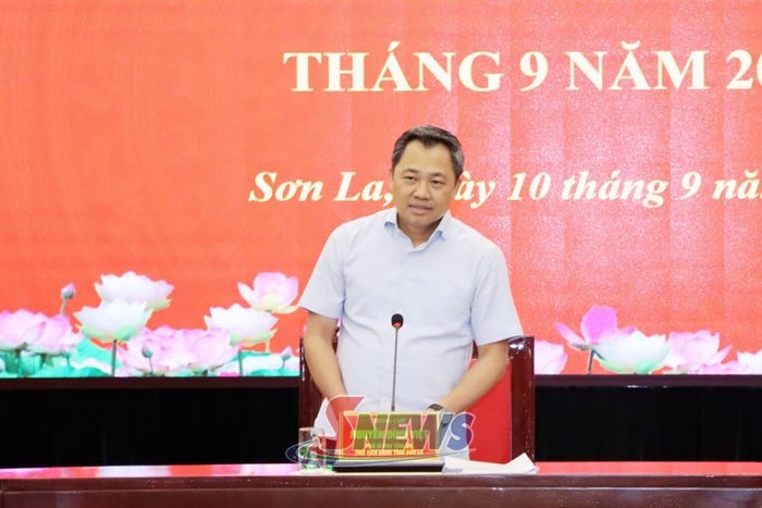 Đồng chí Nguyễn Đình Việt, Phó Bí thư Tỉnh ủy, Chủ tịch UBND tỉnh phát biểu tại cuộc tiếp công dân.