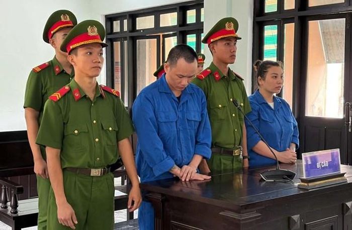 Hai bị cáo bị xét xử về tội "Mua bán trái phép chất ma túy" tại phiên tòa ngày 8.9.2026. Ảnh: TAND TP Huế.