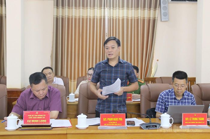 Lãnh đạo xã Cán Tỷ báo cáo với Đoàn kiểm tra, giám sát những nội dung đã khắc phục hạn chế tồn tại.