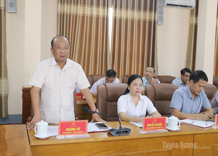 Lãnh đạo xã Yên Minh báo cáo với Đoàn kiểm tra, giám sát những nội dung Đoàn quan tâm.