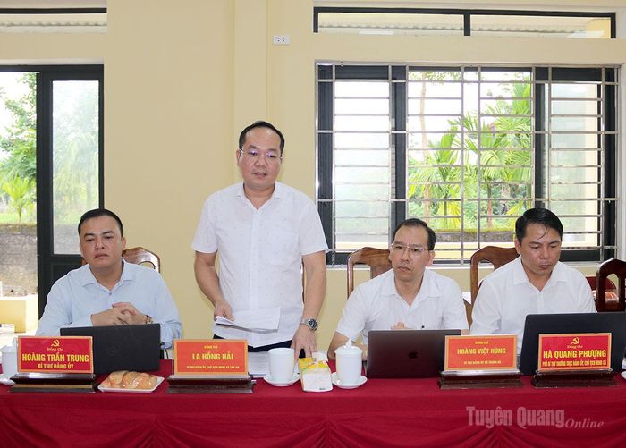 Lãnh đạo xã Tân An báo cáo với Đoàn kiểm tra, giám sát những nội dung Đoàn kiểm tra, giám sát quan tâm.