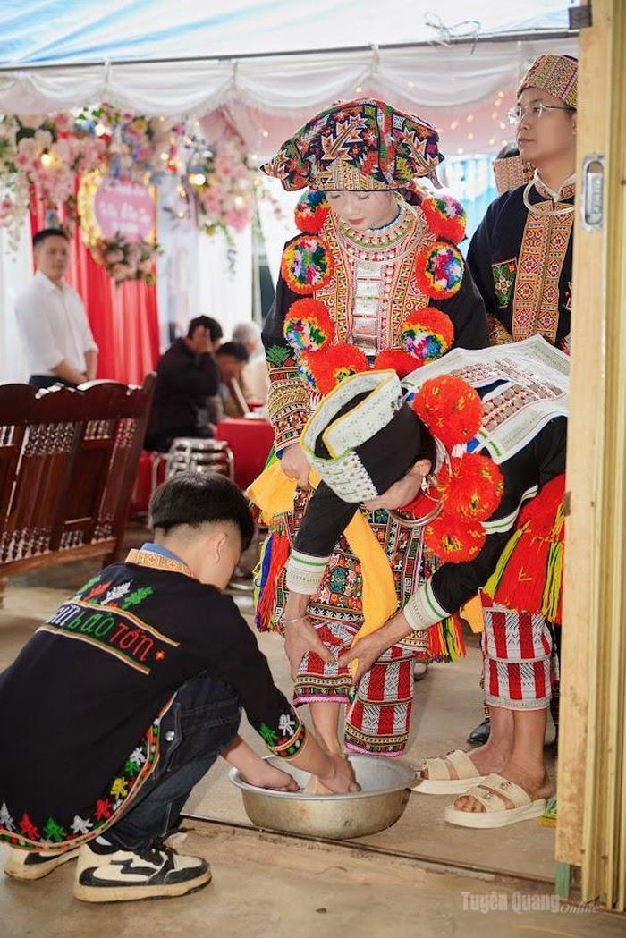 Khoảnh khắc cô dâu Dao Đỏ đón nhận nghi thức rửa chân.