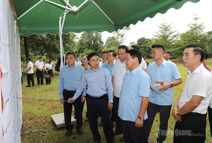 Bí thư Tỉnh ủy Hầu A Lềnh khảo sát quy hoạch Khu du lịch sinh thái Lâm viên - Phiêng Bung, xã Nà Hang.