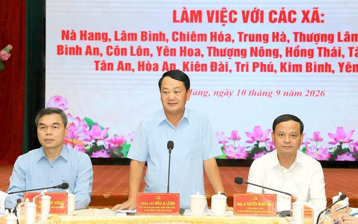 Bí thưTỉnh ủy Hầu A Lềnh phát biểu kết luận buổi làm việc.