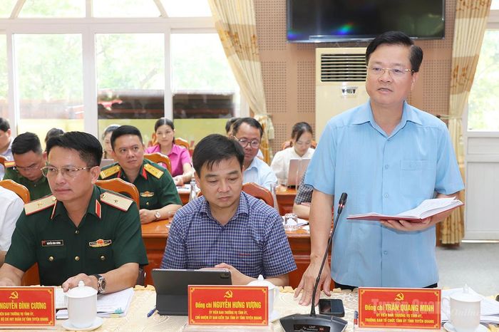 Trưởng ban Tổ chức Tỉnh ủy Trần Quang Minh thảo luận tại buổi làm việc.