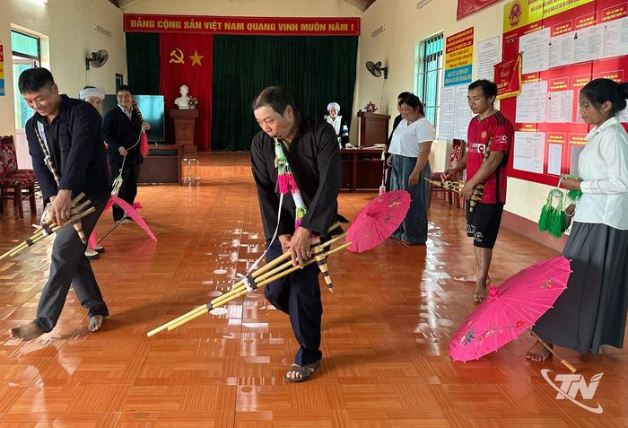 Các thành viên CLB Khèn Mông Khuổi Luông tập luyện.