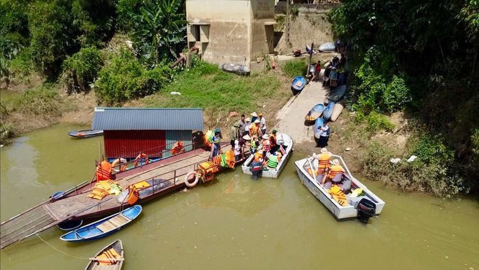 Lực lượng Cảnh sát giao thông (Công an tỉnh Thái Nguyên) hỗ trợ đưa học sinh đến trường trong những ngày hoàn thiện thủ tục mở bến đò.