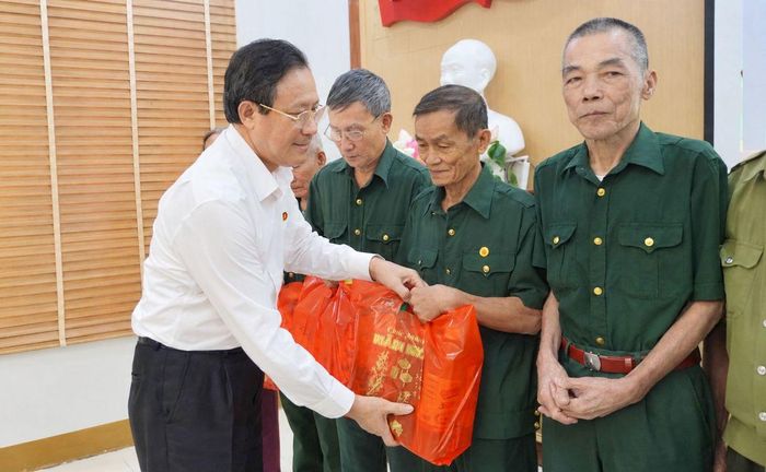Những phần quà nhằm chia sẻ, động viên nạn nhân chất độc da cam có hoàn cảnh khó khăn.