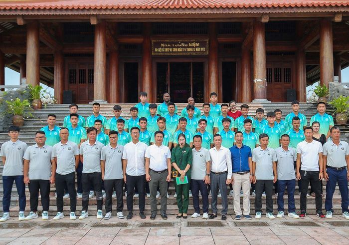 Tập thể CLB bóng đá Thái Nguyên chụp ảnh lưu niệm.
