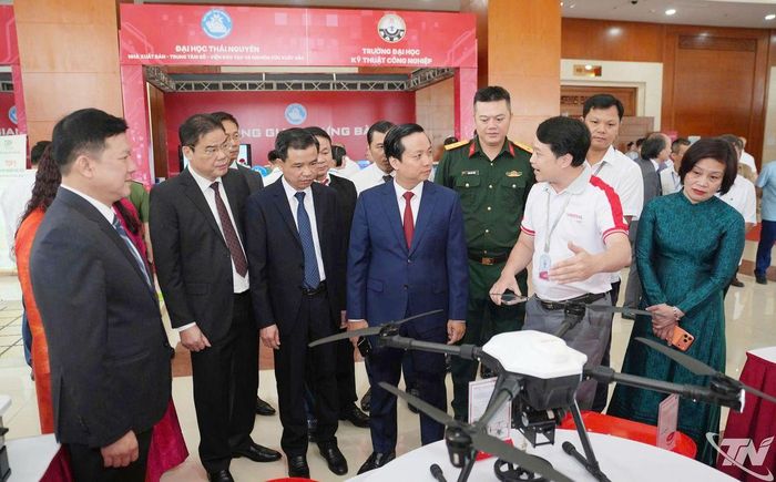 Các đại biểu tham quan không gian trưng bày khoa học công nghệ.