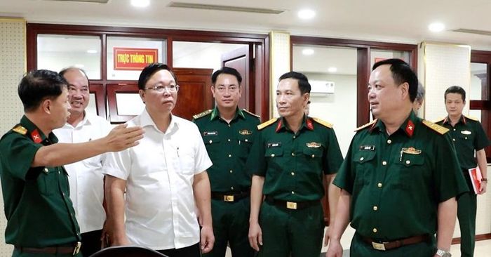 Chủ tịch UBND thành phố Lê Trí Thanh kiểm tra tại Văn phòng Ban Chỉ huy Phòng thủ dân sự.
