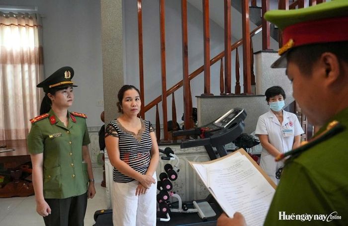 Cơ quan Cảnh sát điều tra đọc quyết định khởi tố bị can đối với Ngô Thị Hồng Loan về hành vi “Cho vay lãi nặng trong giao dịch dân sự”.