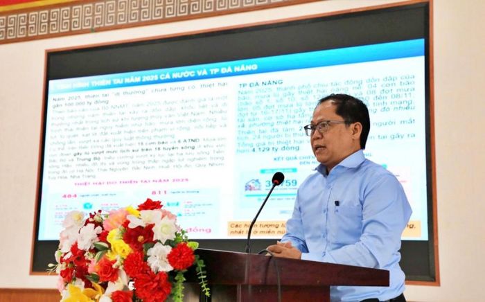 Chuyên gia Nguyễn Văn Vỹ, Cục quản lý Đê điều và Phòng, chống thiên tai - Bộ Nông nghiệp và Môi trường trình bày báo cáo tại Hội nghị.