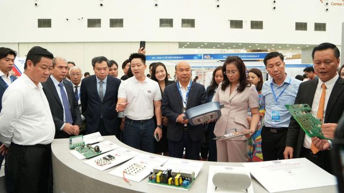 Các đại biểu tham quan gian hàng tại sự kiện