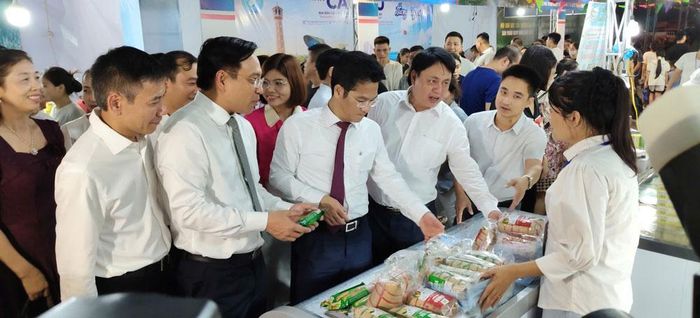 Các lãnh đạo tỉnh Ninh Bình và đại biểu tham quan gian hàng tại Hội chợ.