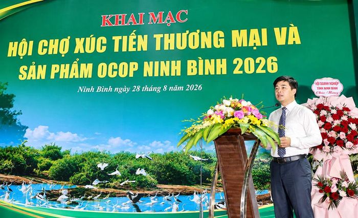 Ông Trương Quốc Bảo - Giám đốc Trung tâm Xúc tiến đầu tư và Thương mại tỉnh Ninh Bình, Trưởng ban Tổ chức phát biểu tại Hội chợ.