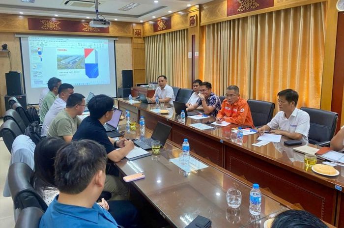 Lãnh đạo Công ty TNHH MTV Thủy điện Trung Sơn và đoàn công tác trao đổi các nội dung liên quan đến thiết bị và công tác vận hành Nhà máy.