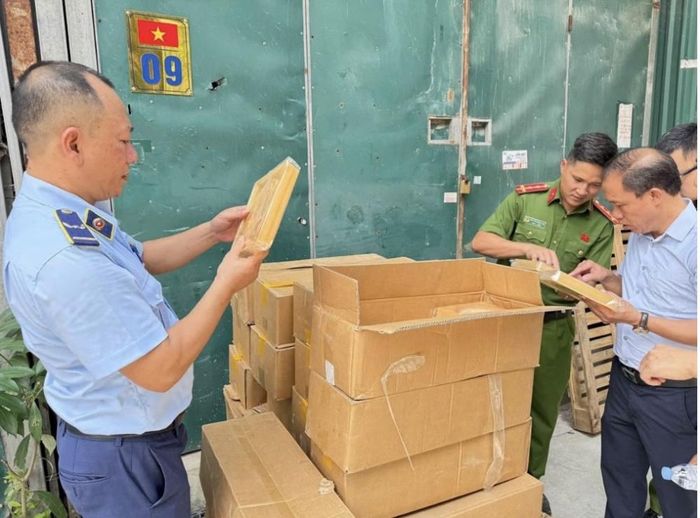 Lực lượng chức năng đang kiểm tra hàng hoá vi phạm