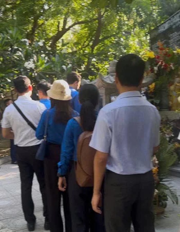Đoàn công tác số 14/2026 xếp hàng dâng hương cầu bình an, tri ân người lính ngã xuống vì biển đảo