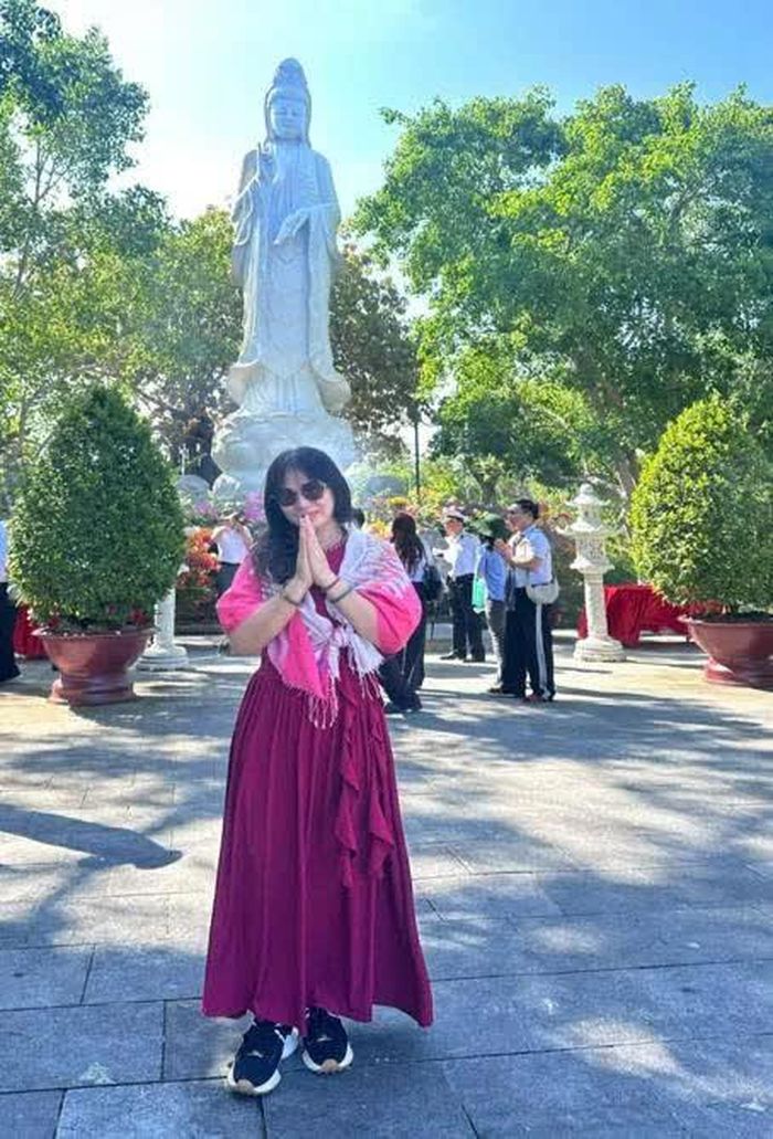 Tác giả - Nhà văn - Biên kịch Huỳnh Mẫn Chi thuộc đoàn Liên hiệp các Hội Văn học Nghệ thuật TP.HCM trước khuôn viên chùa Linh Nguyên - Cam Ranh