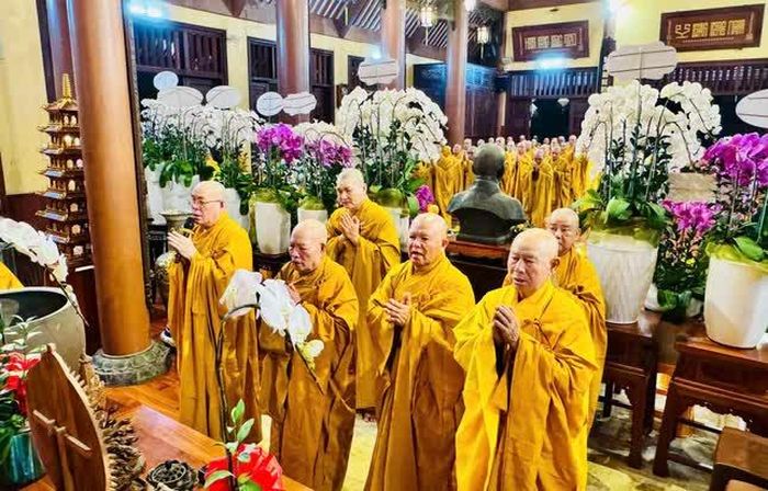 Chư tôn đức đảnh lễ Tam bảo
