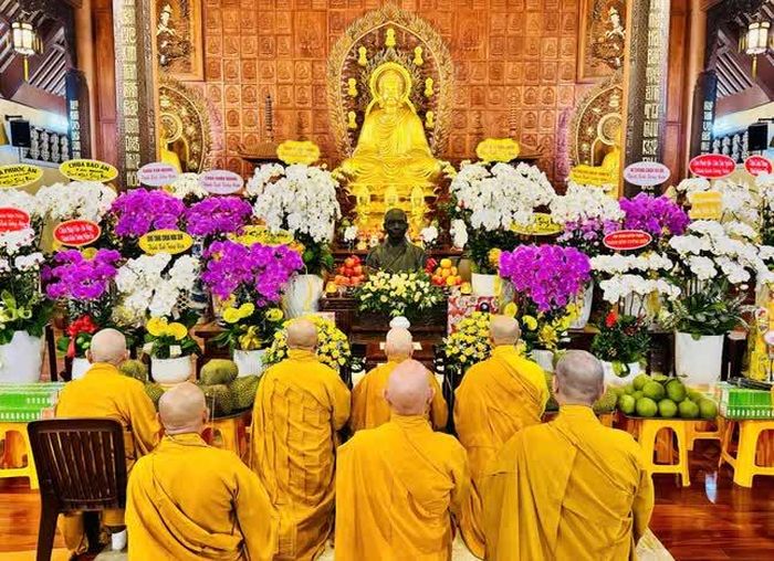 Dâng hương tưởng niệm Hòa thượng Thích Nhật Lệ