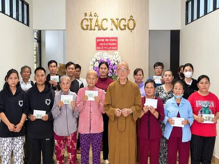 Hòa thượng Thích Tâm Viên trao tiền hỗ trợ của bạn đọc đến bệnh nhân nghèo Ảnh: Ban TTXH BGN