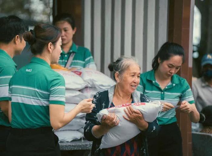 Trao 700 bao gạo yêu thương đến bà con 