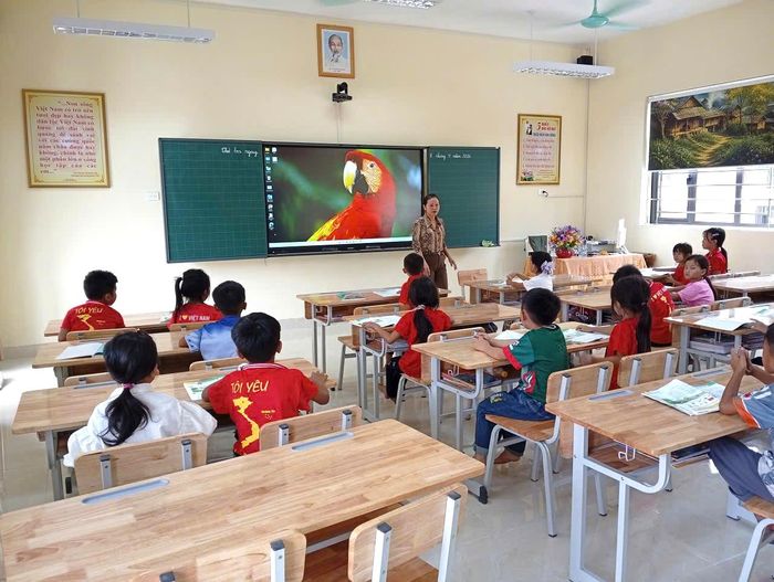 Sau bữa sáng các em học sinh đến lớp học.