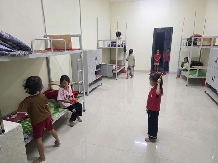 Buổi sáng các em học sinh dậy vệ sinh cá nhân, dọn dẹp phòng ở, ăn sáng rồi tới trường.