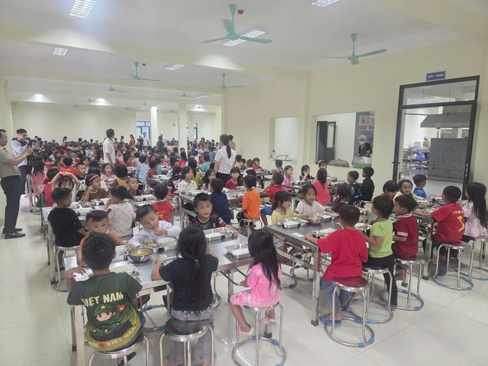 Những bữa ăn trưa và tối của các em học sinh nội trú.