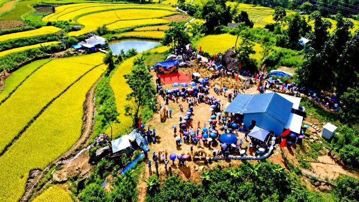 Không chỉ hấp dẫn bởi những đường cong của ruộng bậc thang, Tả Lèng còn tạo ấn tượng bởi không gian bình yên, trong lành. Những mái nhà nằm nép mình bên sườn núi; tiếng nói cười của người dân hòa cùng tiếng gió; xa xa là những dãy núi trùng điệp. Tất cả tạo nên một vẻ đẹp mộc mạc, khác biệt với những điểm du lịch đông đúc.