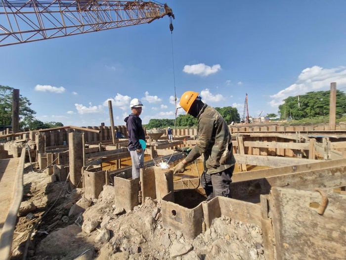 Hiện nhà thầu đang huy động máy khoan nhồi, cẩu, máy xúc, hệ thống bơm nước... và khoảng 20 người thi công từ 20 - 22 giờ/ngày để bảo đảm tiến độ.