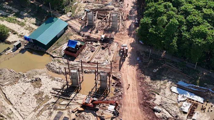 “Thời tiết đang thuận lợi, chúng tôi đang huy động 6 kỹ thuật, khoảng 30 công nhân tập trung đẩy nhanh tiến độ thi công trụ T2, quyết tâm hoàn thành dự án trước kế hoạch đề ra là tháng 9/2027”, ông Nguyễn Ngọc Chiến nói.