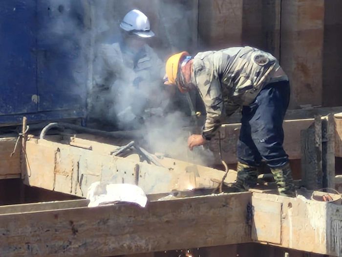 Đang chỉ đạo công tác thi công phía phường Kinh Bắc, tỉnh Bắc Ninh, ông Nguyễn Ngọc Chiến, phụ trách thi công Công ty Cổ phần Tập đoàn Đầu tư Xây dựng HJC cho biết: Đơn vị cũng đã thi công xong bệ, thân trụ T3, T4; bệ, tường cánh mố M2, khoan 2/16 cọc trụ T2, đang triển khai bãi đúc dầm.