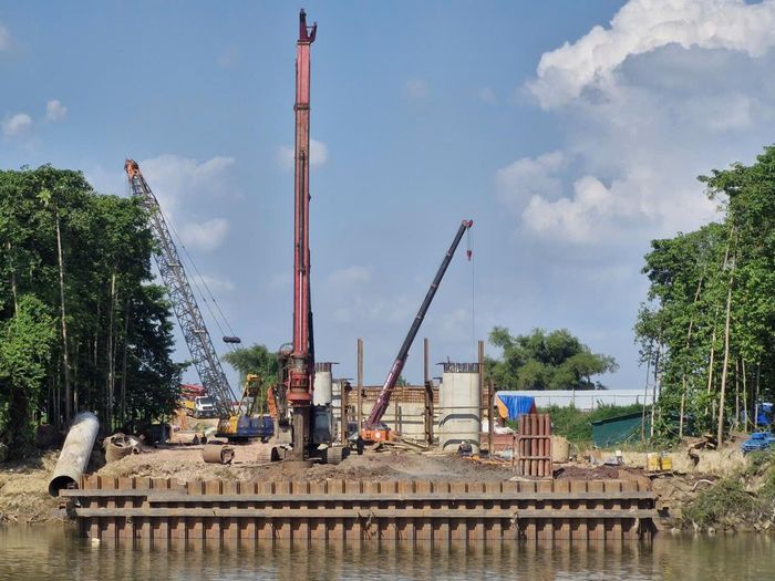 Phần đường dài hơn 268m, có chiều rộng 22m, mặt đường rộng 12m được đổ bê tông xi măng, thiết kế thoát nước ngang, thoát nước dọc bằng cống tròn, cống hộp bê tông cốt thép. Tổng kinh phí đầu tư hơn 360 tỷ đồng từ nguồn ngân sách tỉnh Bắc Ninh.