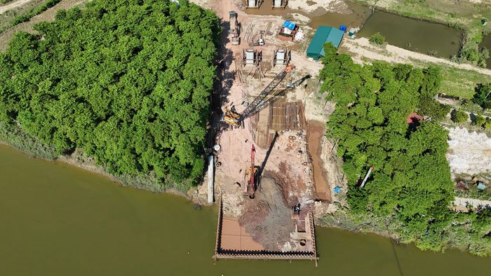 Trong quá trình thi công, đơn vị cũng gặp không ít khó khăn khi cuối tháng 6 mới được giao mặt bằn, sau đó lại bị mưa lũ, ngập lụt trong nửa tháng.