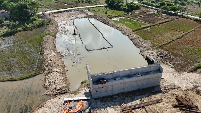 Đến nay, đơn vị đã hoàn thiện cọc khoan nhồi mố M1, T2, trụ T3, T4, mố M2, bệ thân trục T3, T4. Hiện nhà thầu đang thi công bệ trụ T1, cọc khoan nhồi trụ T2, xà, mũ trụ T3, T4; tổng sản lượng thi công đạt 18%.