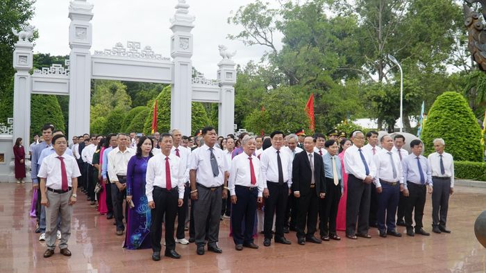 Lễ giỗ vì thế không chỉ là một nghi lễ tưởng niệm được gìn giữ qua thời gian mà còn trở thành điểm kết nối giữa quá khứ và hiện tại. Từ những câu chuyện về người anh hùng áo vải, truyền thống yêu nước và tinh thần quật cường của dân tộc tiếp tục được nhắc nhớ, trao truyền cho các thế hệ hôm nay và mai sau.