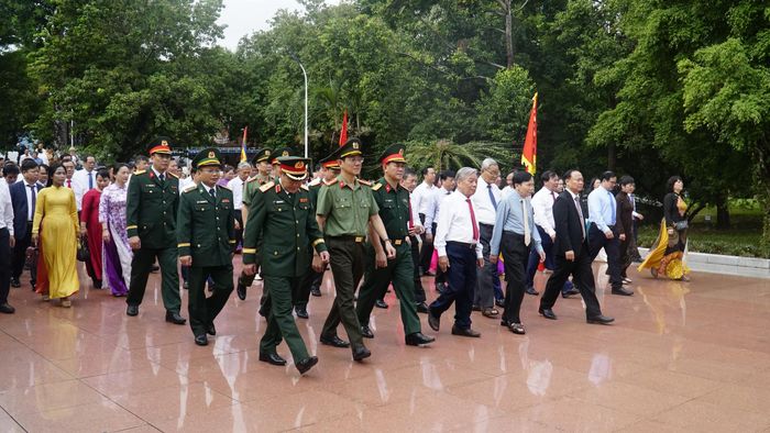 Đoàn lãnh đạo tỉnh tham dự lễ giỗ Hoàng Đế Quang Trung - Nguyễn Huệ.