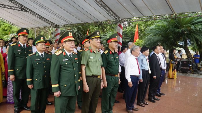Trong không gian linh thiêng của Đền thờ Tây Sơn Tam kiệt, các nghi lễ được thực hiện trang trọng. Dòng người lần lượt dâng hương, tưởng niệm Hoàng đế Quang Trung - Nguyễn Huệ và hai vị thủ lĩnh Tây Sơn là Nguyễn Nhạc, Nguyễn Lữ.