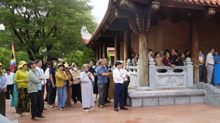 Từ nhiều địa phương, du khách về Đền thờ Tây Sơn Tam kiệt dâng nén hương tưởng nhớ Hoàng đế Quang Trung - Nguyễn Huệ. Với nhiều người, chuyến trở về Tây Sơn trong dịp này không chỉ là hành trình tham quan mà còn là dịp tìm hiểu thêm về lịch sử, văn hóa và những câu chuyện gắn với vùng đất từng là nơi phát tích của phong trào Tây Sơn.